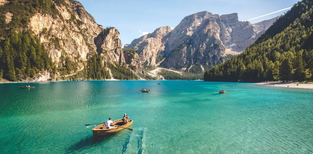 Immersing in City Skylines, Heritage, and Vibrant Lifestyles